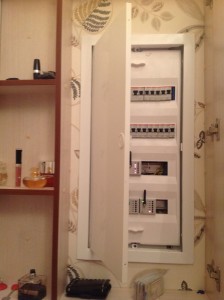 Шкафчик внутри стены для расположения электрического счетчика